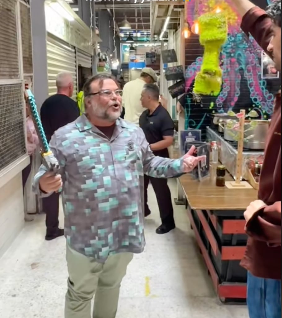 Jezzini, Jack Black y Jason Momoa pegándole a una piñata en su visita en la CDMX
