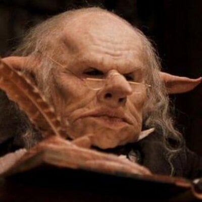 Verne Troyer como el duende Griphook