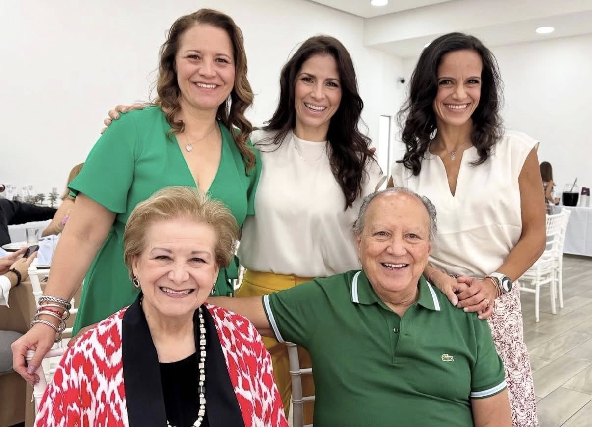 Jaime Sánchez Rosaldo con su esposa Gabriela Barrero y sus tres hijas.