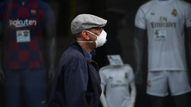 Un hombre camina frente a una tienda deportiva en Madrid, España.