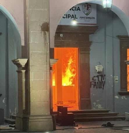 Protestas en Apatzingán: el palacio municipal arde tras los asesinatos de Carlos Manzo y Bernardo Bravo