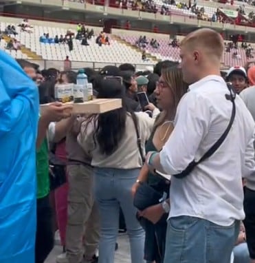 Pareja de novios en concierto de Bad Bunny