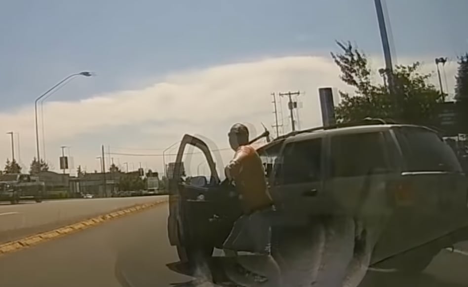 Lanza hacha contra automovilista