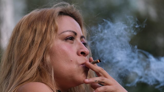 Mujer fumando marihuana.