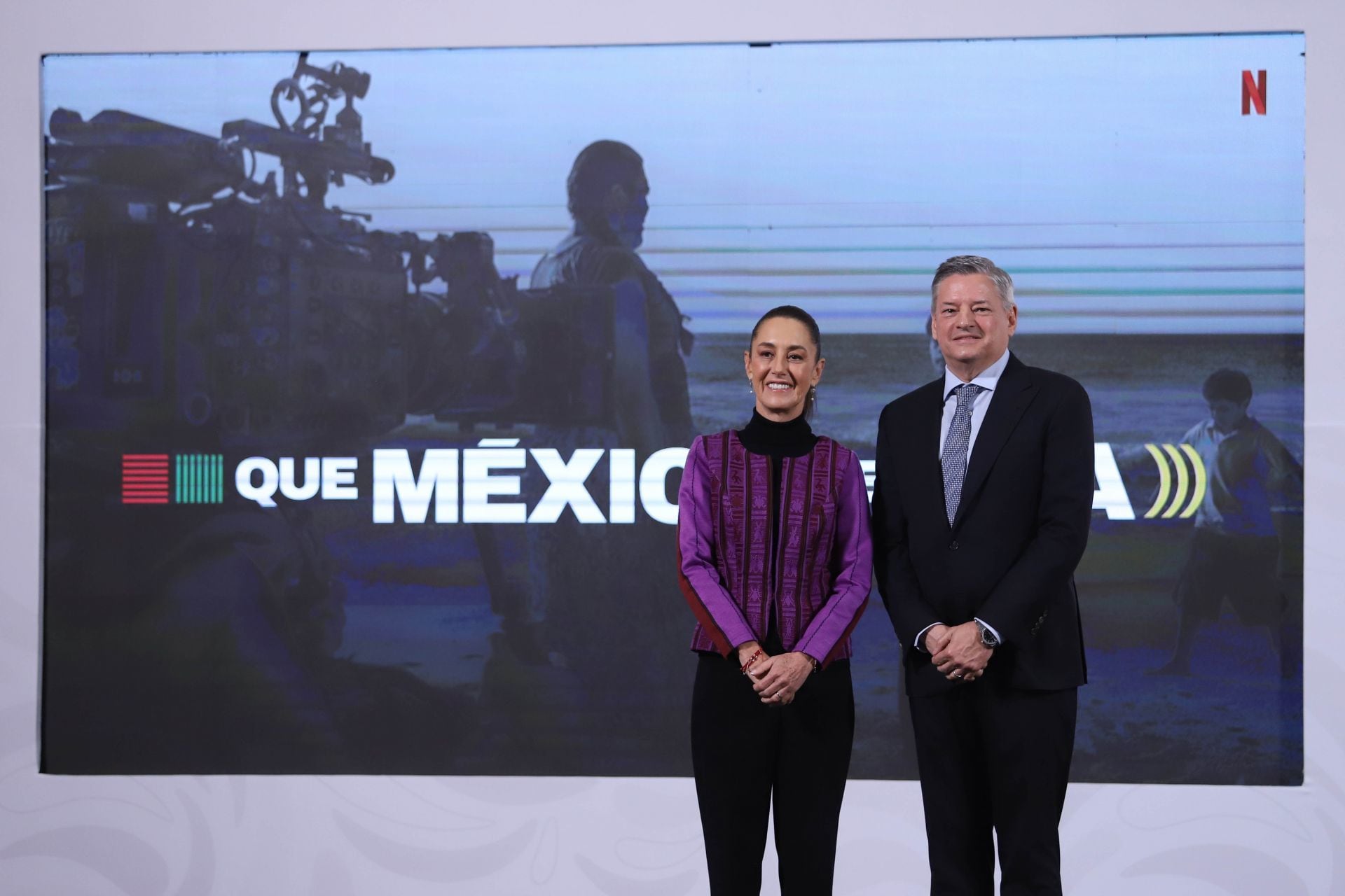 Claudia Sheinbaum recibe regalo de Netflix