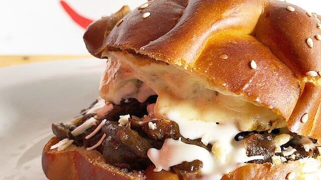 Pan de muerto con chilaquil