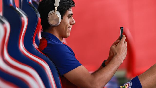 José Juan Macias en la banca con Chivas