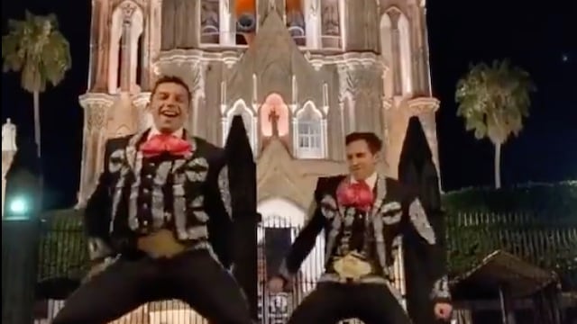 Mariachis bailando champeta.
