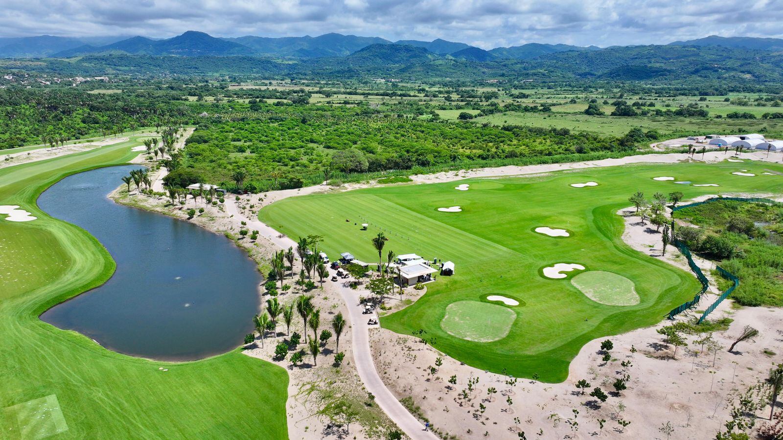 Miguel Ángel Navarro Quintero, gobernador de Nayarit, durante la inauguración del campo de golf Nauka.