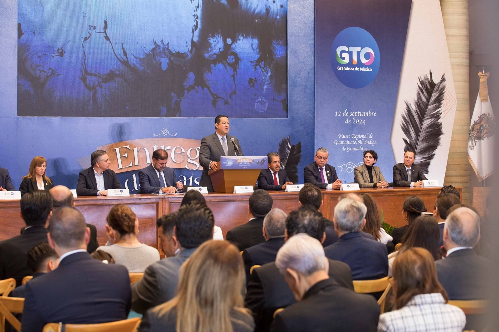 Diego Sinhue Rodríguez entrega Fíats a Notarios públicos