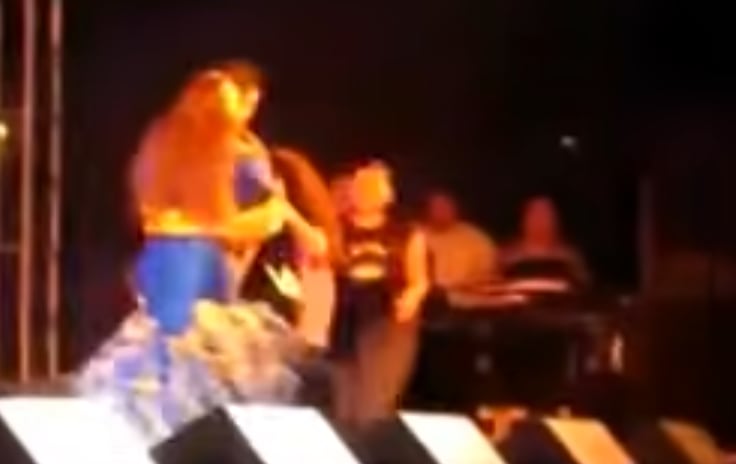 Jenni Rivera le da un jalón de cabello a una fan.