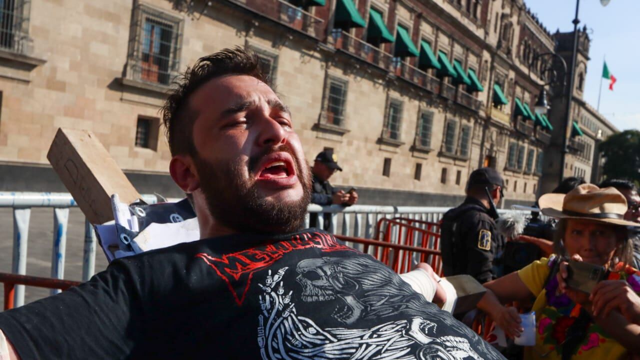 ¿Quién es Óscar Kabata de Anda, víctima de tortura por parte de la Sedena que se crucificó frente a Palacio Nacional para exigir justicia?