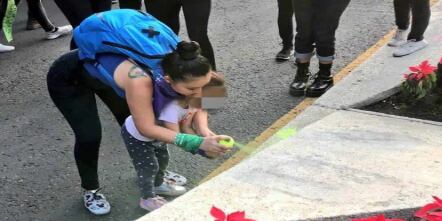 Niña en marcha feminista