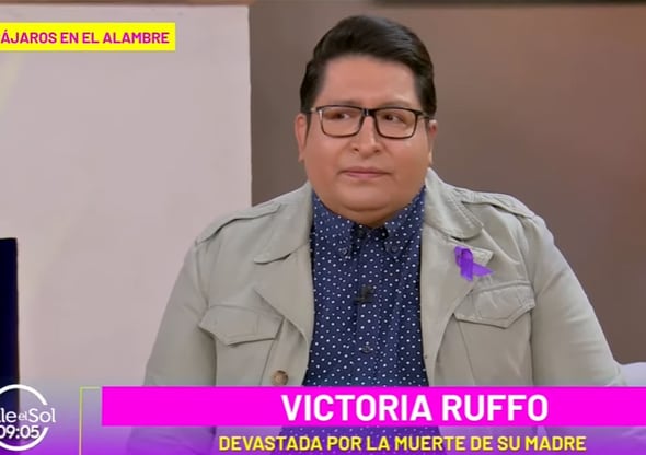 Alex Kaffie, conductor en Sale el Sol, se conmueve por Victoria Ruffo.