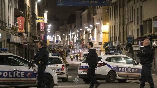 Policía en operativo tras ataques en París. Más detenidos.