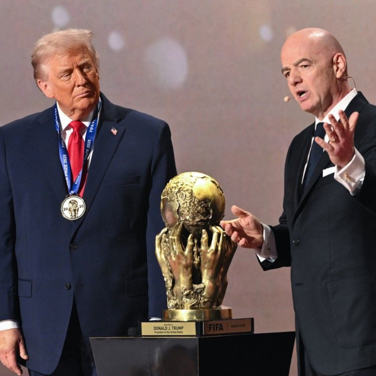 Donald Trump recibe el Premio de la Paz de la FIFA previo al sorteo del Mundial