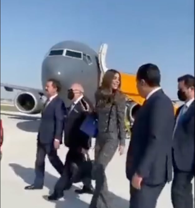 Invitados especiales bajan del avión de la Fuerza Aérea