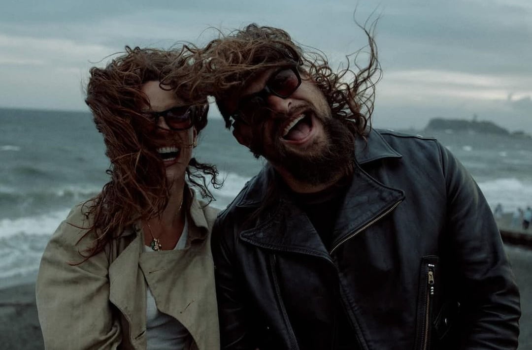 Jason Momoa y Adria Arjona, hija de Ricardo Arjona, son novios y estos fotos lo confirmaron