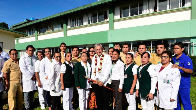 AMLO se toma foto con personal médico de hospital en Huautla, Oaxaca
