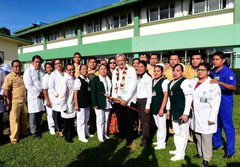 AMLO se toma foto con personal médico de hospital en Huautla, Oaxaca