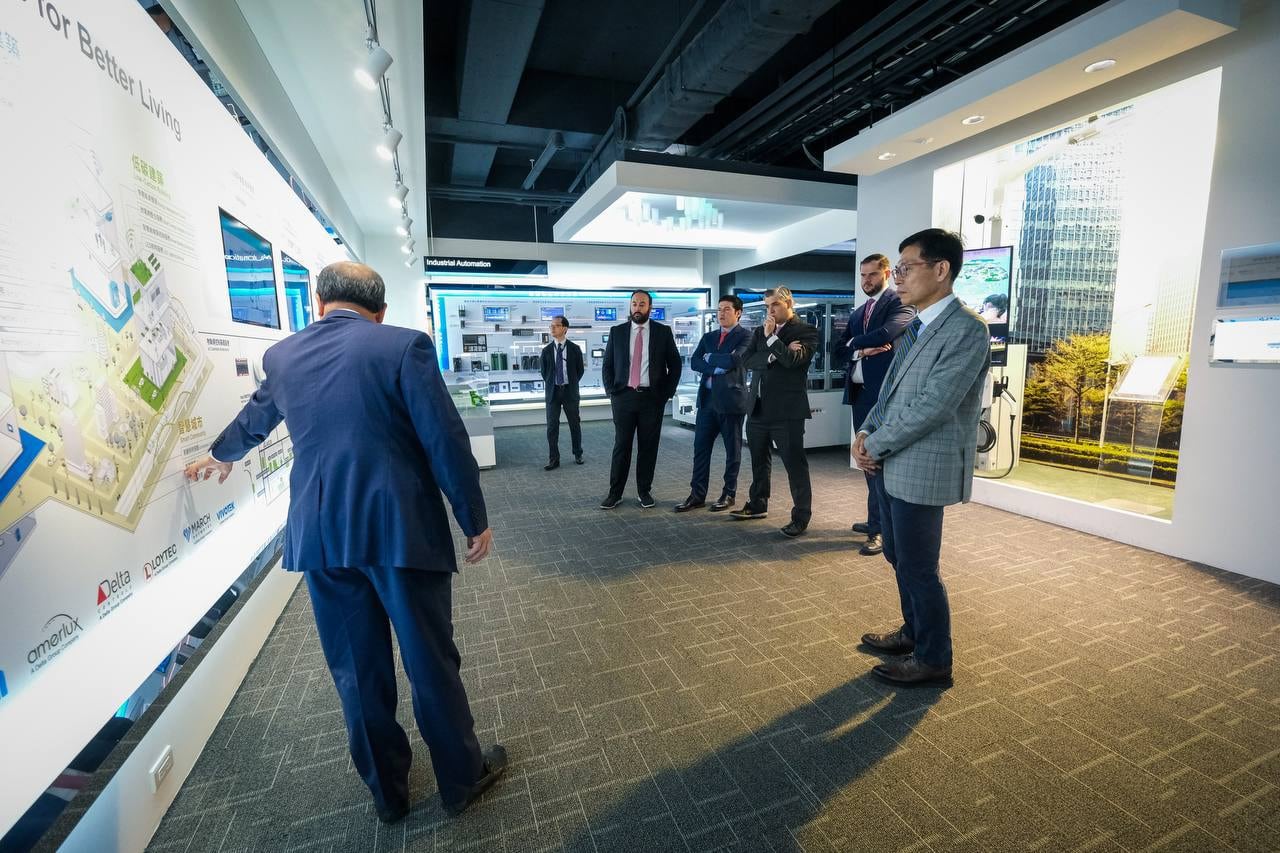 Samuel García presume llegada de Foxconn a Nuevo León