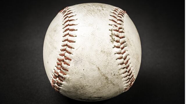 Subastan bola de béisbol en casi 12 millones de pesos