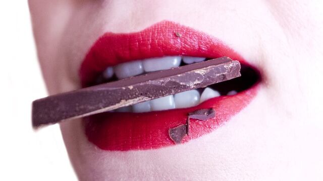 Mujer comiendo chocolate
