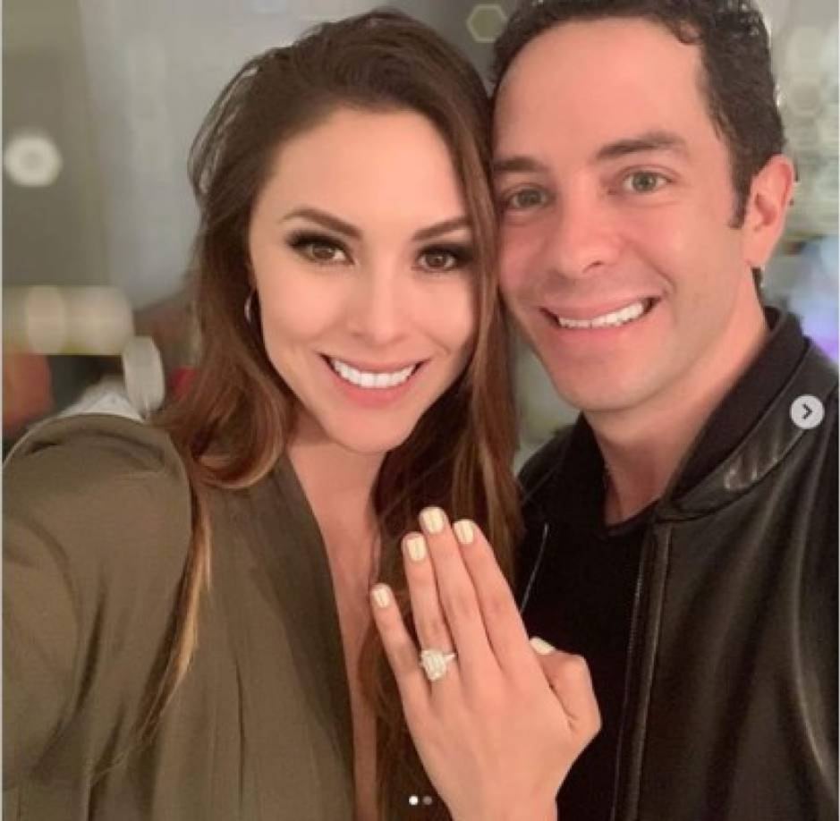 Miroslava Montemayor presumiendo su anillo de compromiso