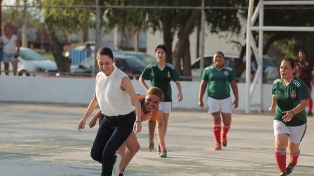Megan Rapinoe se queda corta ante las habilidades de Claudia Sheinbaum para el fútbol