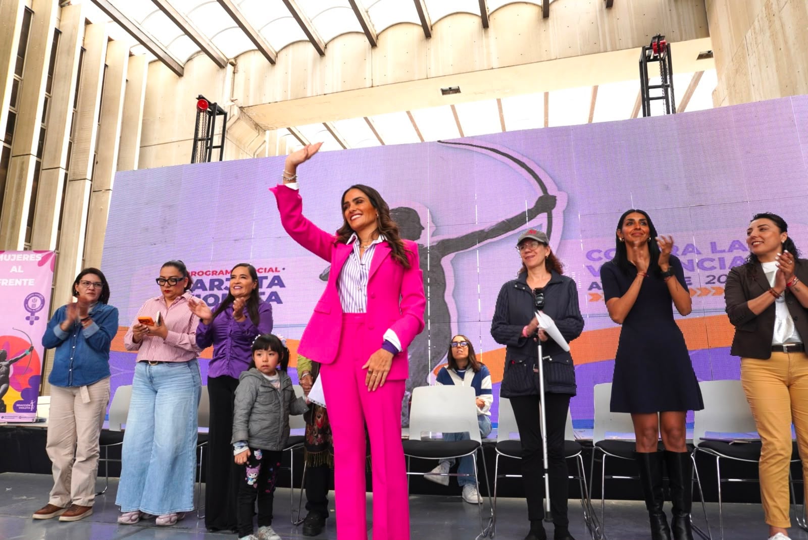 Ale Rojo de la Vega entrega Tarjeta Violeta a mujeres cuidadoras en Cuauhtémoc.