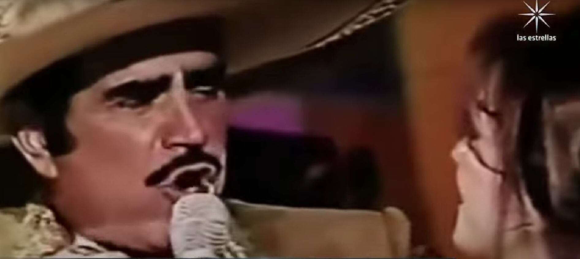 Vicente Fernández le canta a Andrea Legarreta