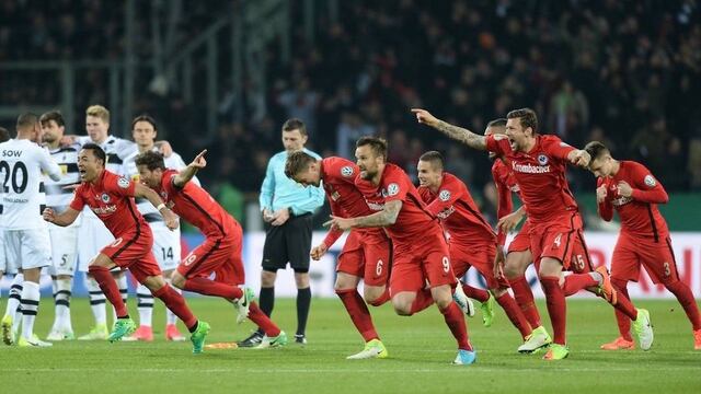 El equipo de Marco Fabián accedió a la final de la Pokal