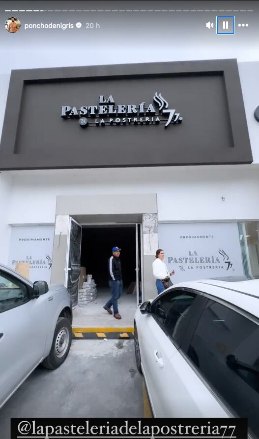 Poncho de Nigris muestra la nueva sucursal de La Postrería.