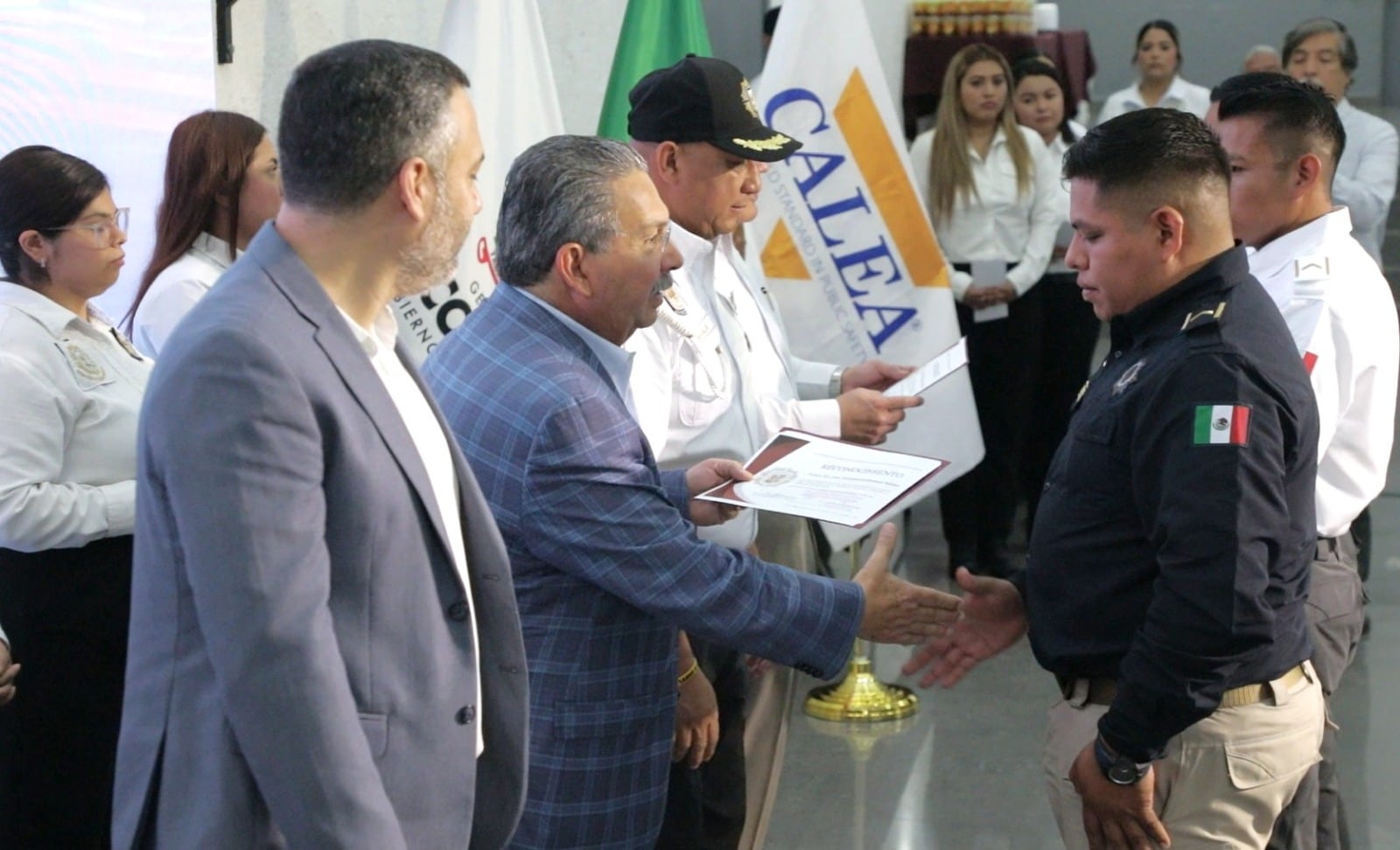 Reconocen a policías de Escobedo por su labor y trayectoria.