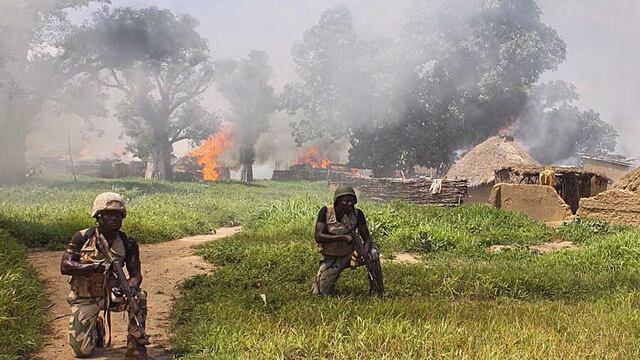 Imagen de archivo de soldados nigerianos combatiendo a grupos terroristas en el noreste del país