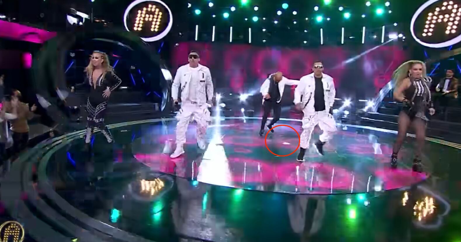 Carlo Yatro de Caló tira objeto blanco en escenario de La Academia.