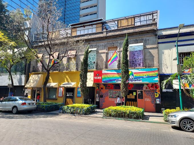 Cabaretito: Golpearon a una persona no binaria y le robaron el celular a su novio.