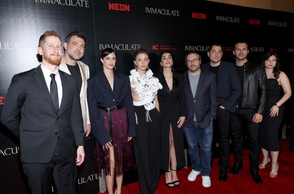 Equipo de Inmaculada con Sydney Sweeney y Jonathan Davino.