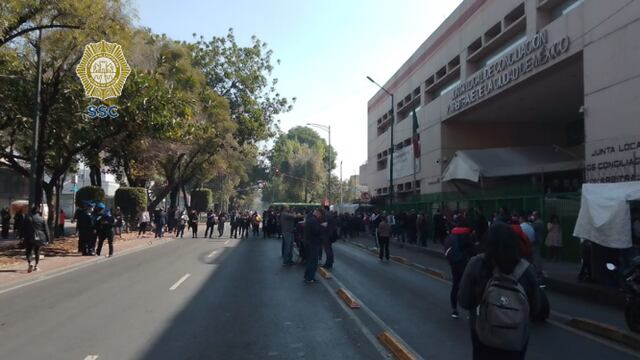 Trabajadores de la JLCA bloquean Dr. Río de la Loza; exigen su aguinaldo.