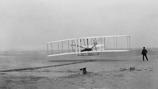 Avión de la Segunda Guerra Mundial aparece a la orilla de una playa.