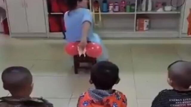 Maestra enseña a los niños a limpiarse