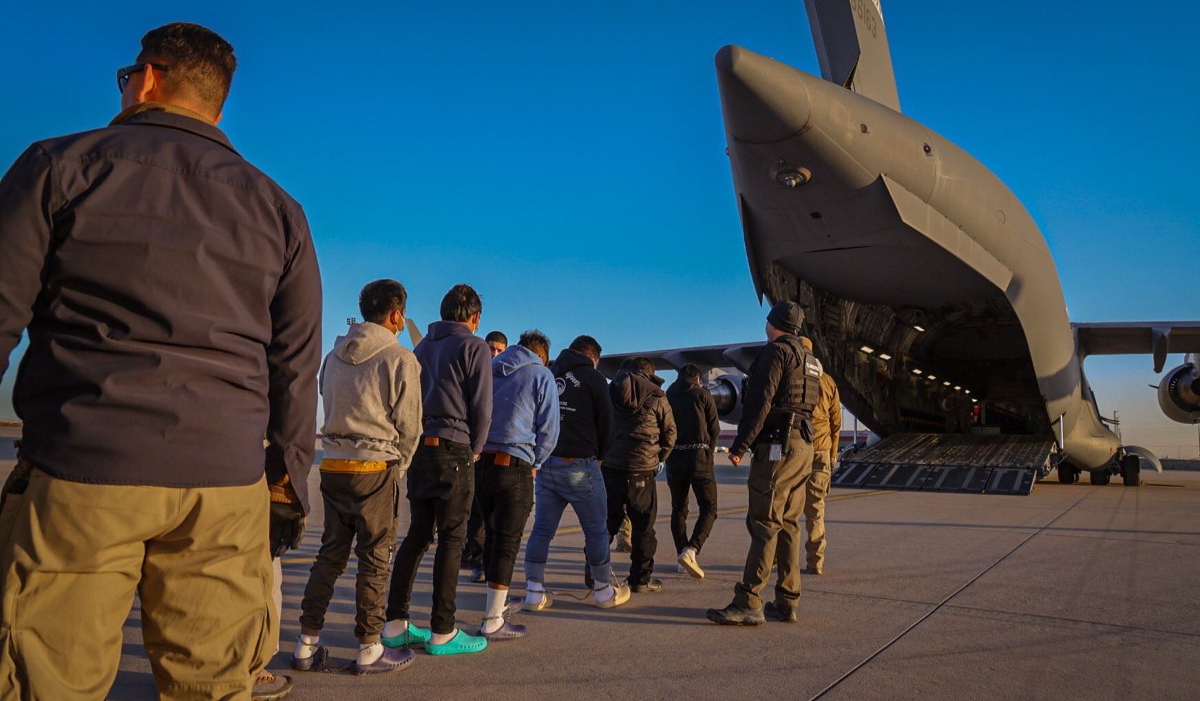 Avión de la Fuerza Aérea de Estados Unidos se prepara para deportar migrantes