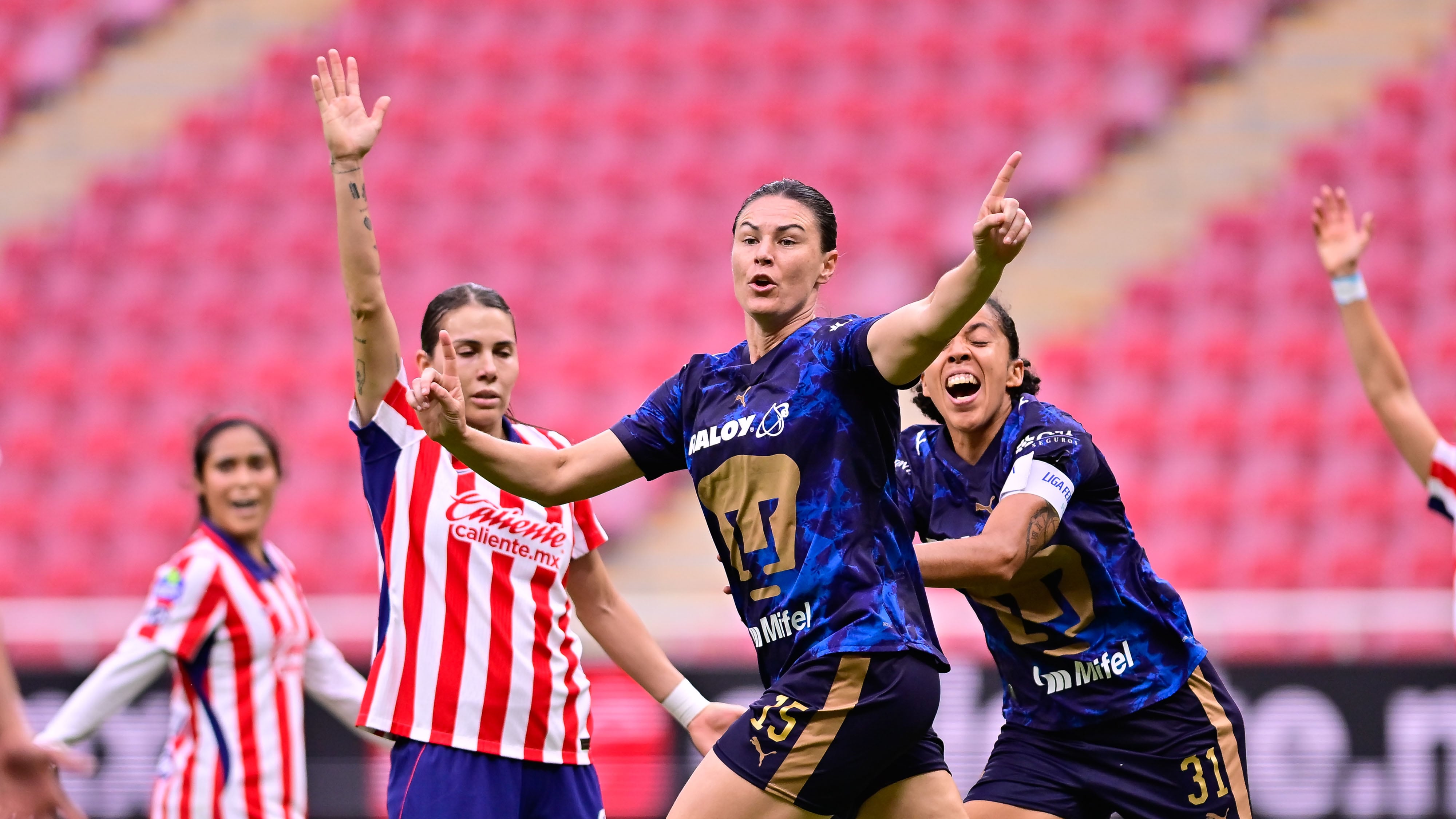 Pumas Femenil sorprende a Chivas y gana 2-0 como visitante