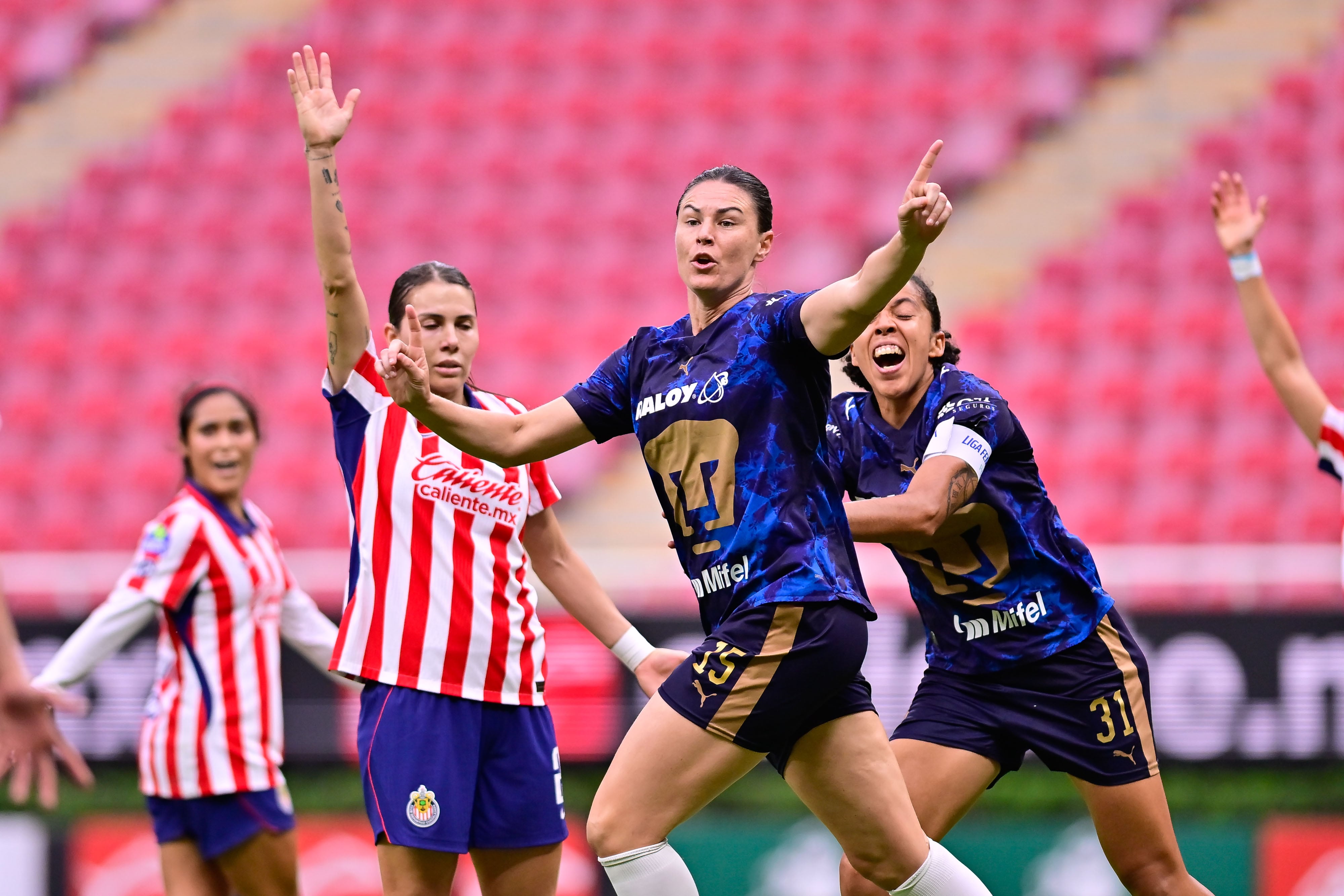 Pumas Femenil sorprende a Chivas y gana 2-0 como visitante