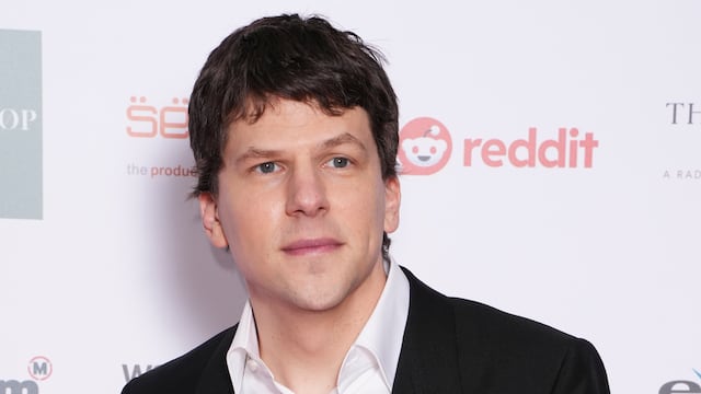 Jesse Eisenberg ya no quiere ser relacionado con Mark Zuckerberg, CEO de Facebook