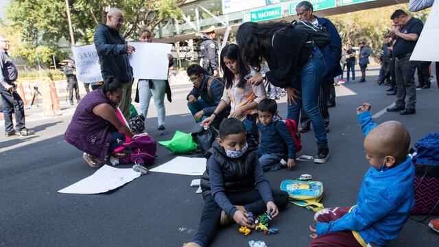 Protesta de los padres de niños con cáncer frente al AICM.