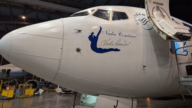 Avión de la aerolínea TAROM con alusivo a Nadia Comaneci