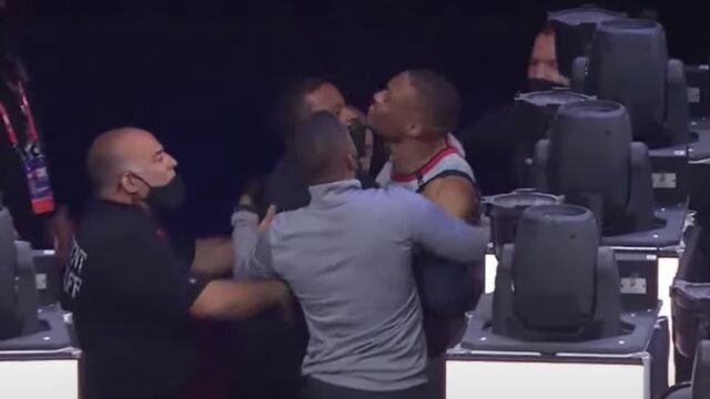 Russell Westbrook casi golpea a un fan