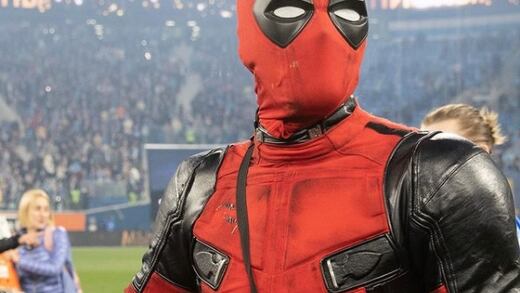 Artem Dzyuba se disfraza de Deadpool para recoger medalla de campeón