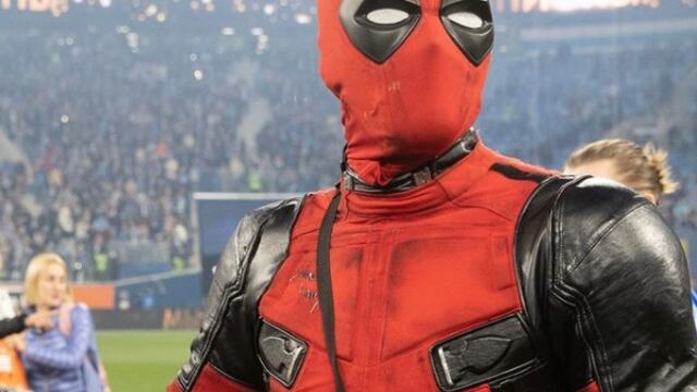 Artem Dzyuba disfrazado de Deadpool